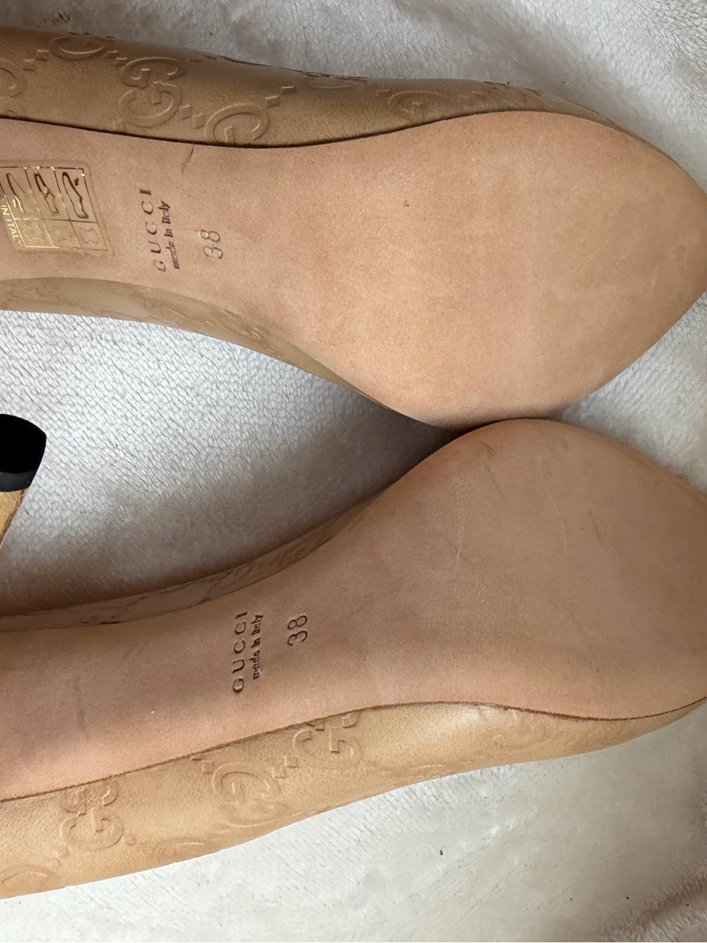 NWOT Gucci Beige Embossed GG Leather Pointed-Toe Pump - Picture 5 of 5